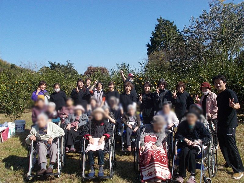 青空の下での集合写真
