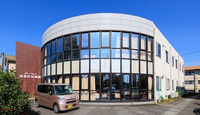 大きな窓のある建物外観