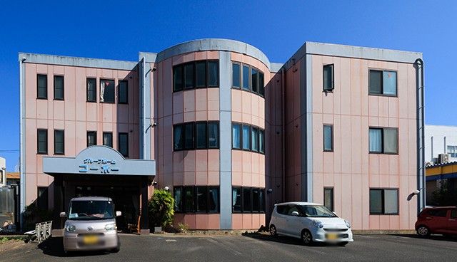 三階建ての建物外観