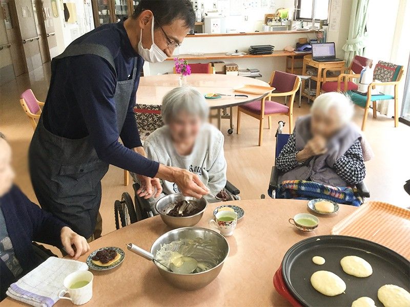 お菓子作りを楽しむ様子