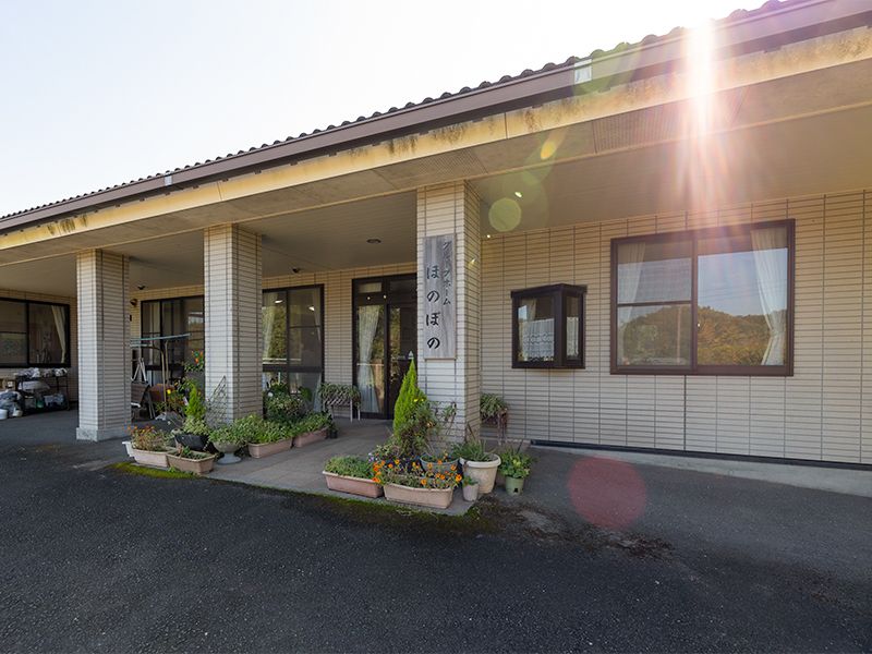 玄関前の植栽と建物