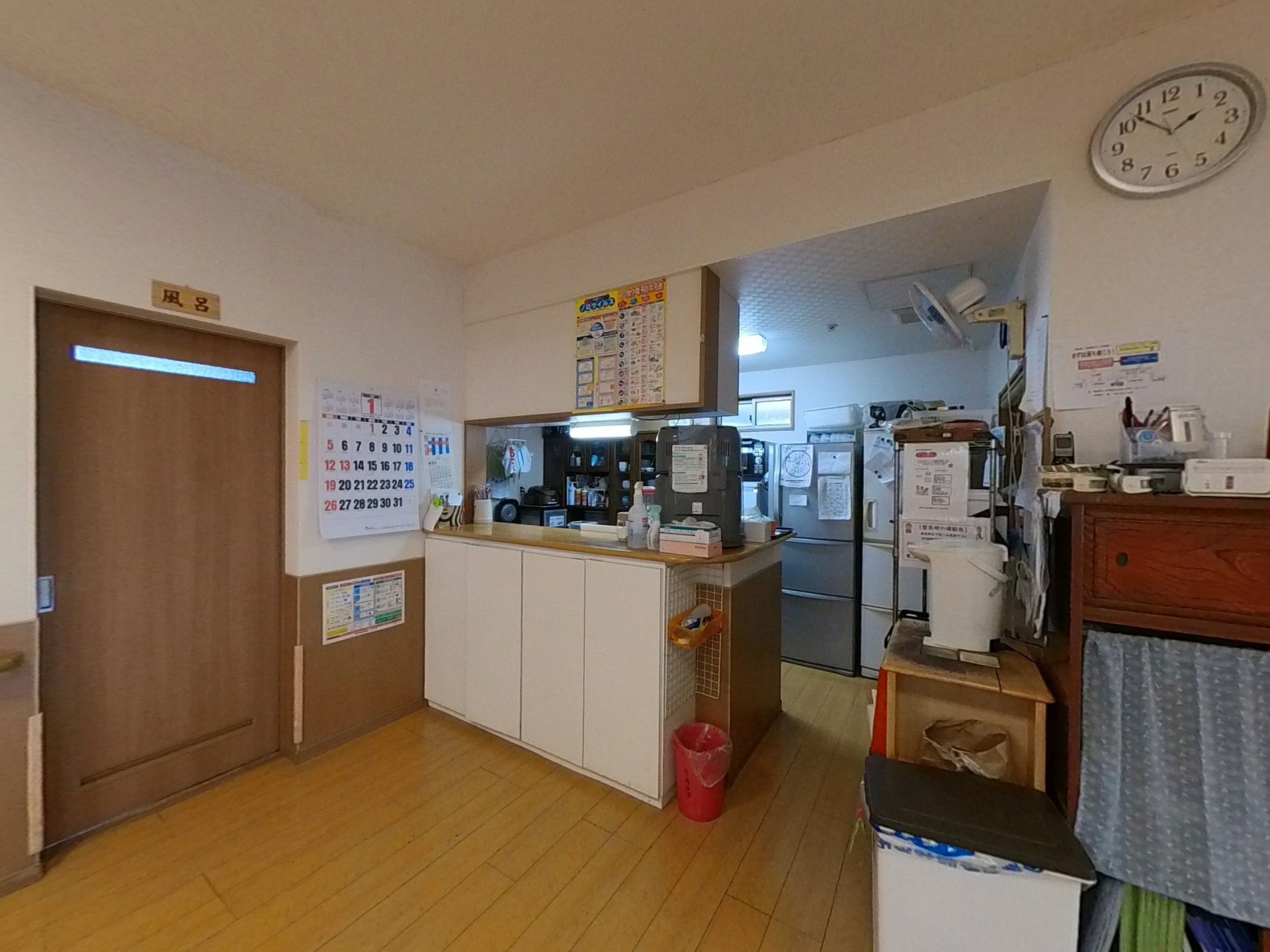 キッチンと掲示物のある空間