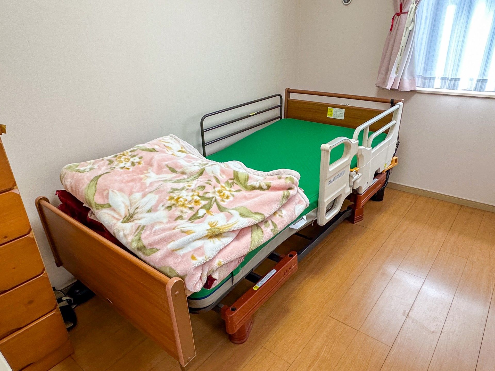 ベッドと窓のある部屋