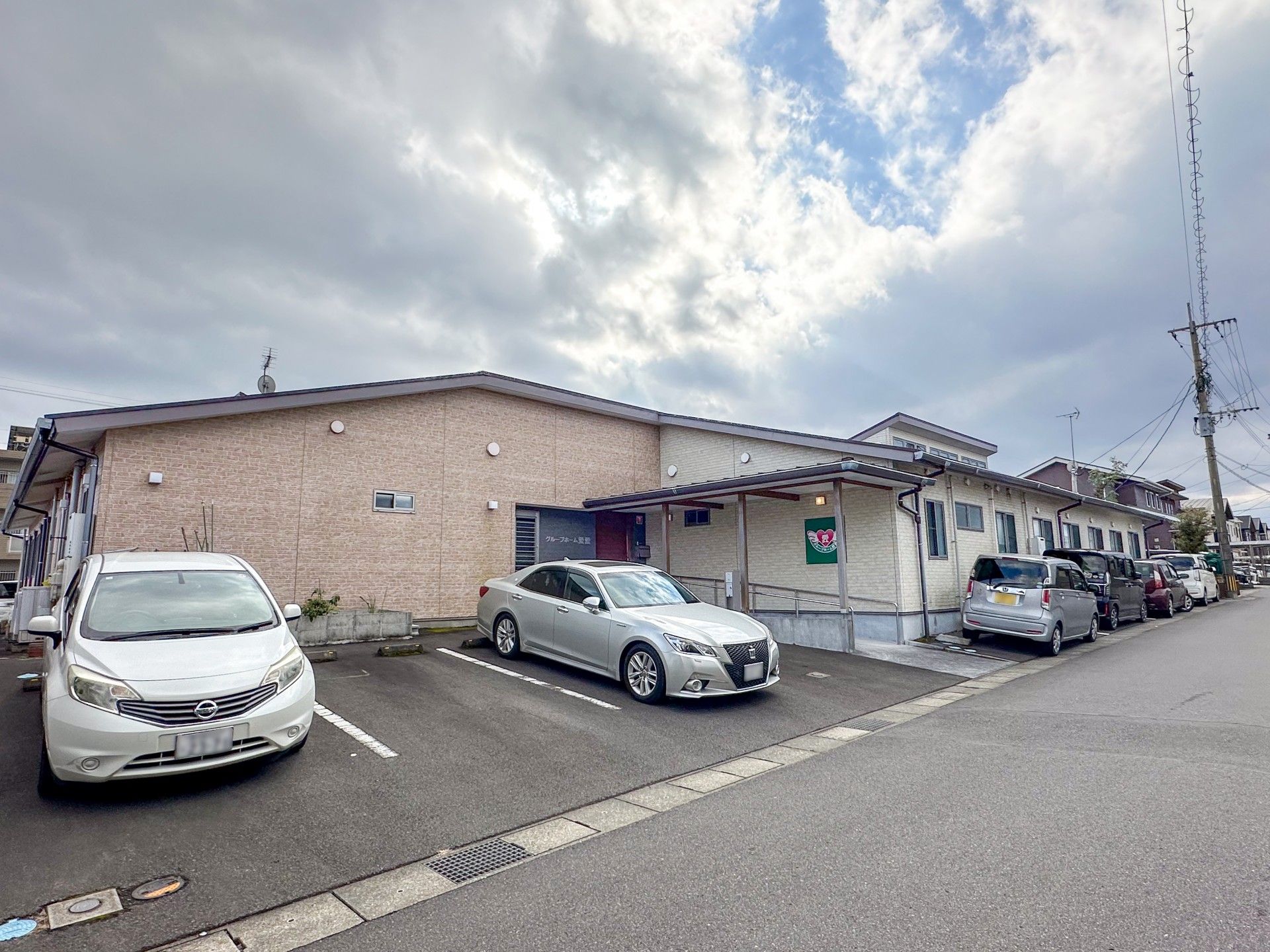 駐車場のある建物外観