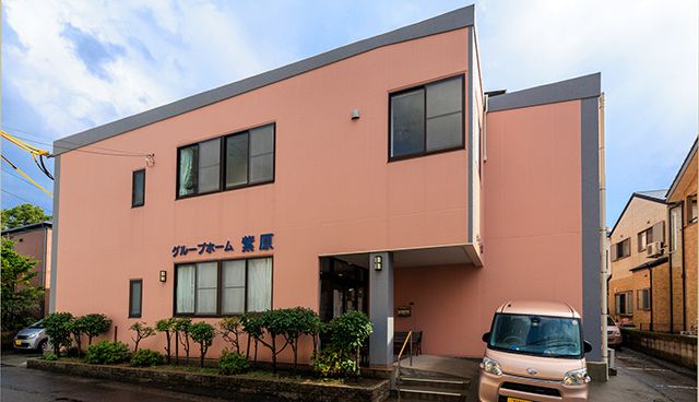 ピンクの外壁の建物正面