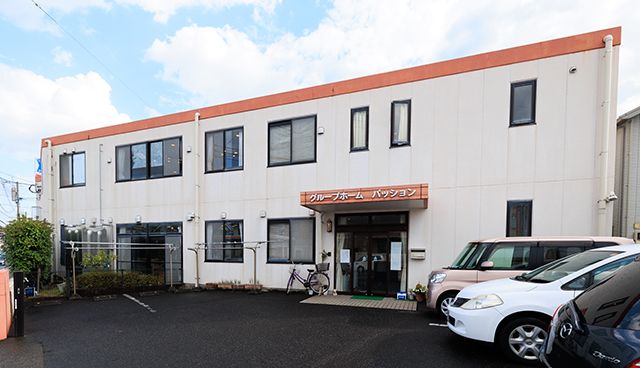 明るい外観の建物入口