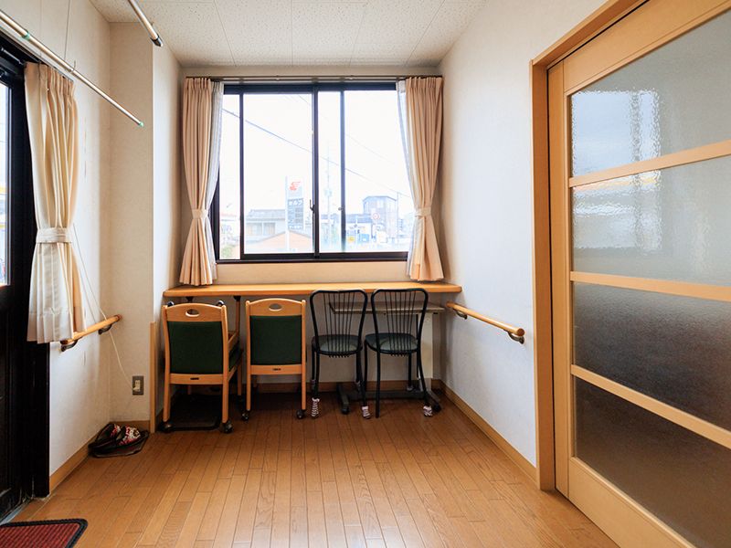 明るい居室の一角