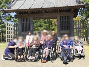 屋外での集合写真