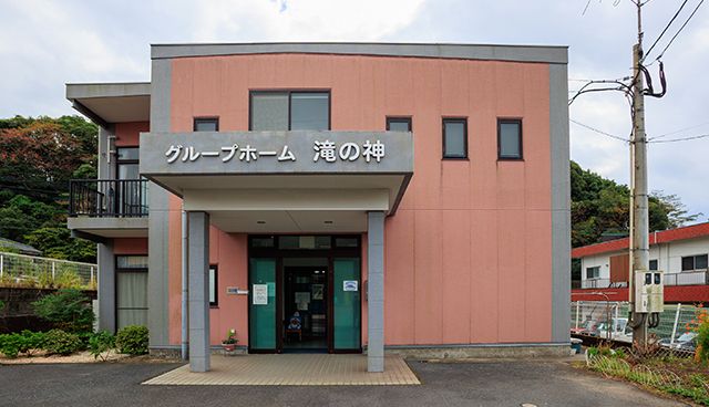 ゆったりとした入口の建物