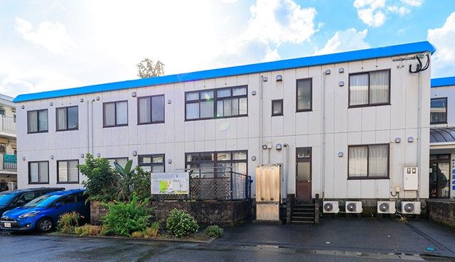 青い屋根の建物外観