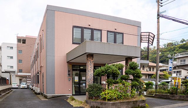 ゆったりとした入口の建物
