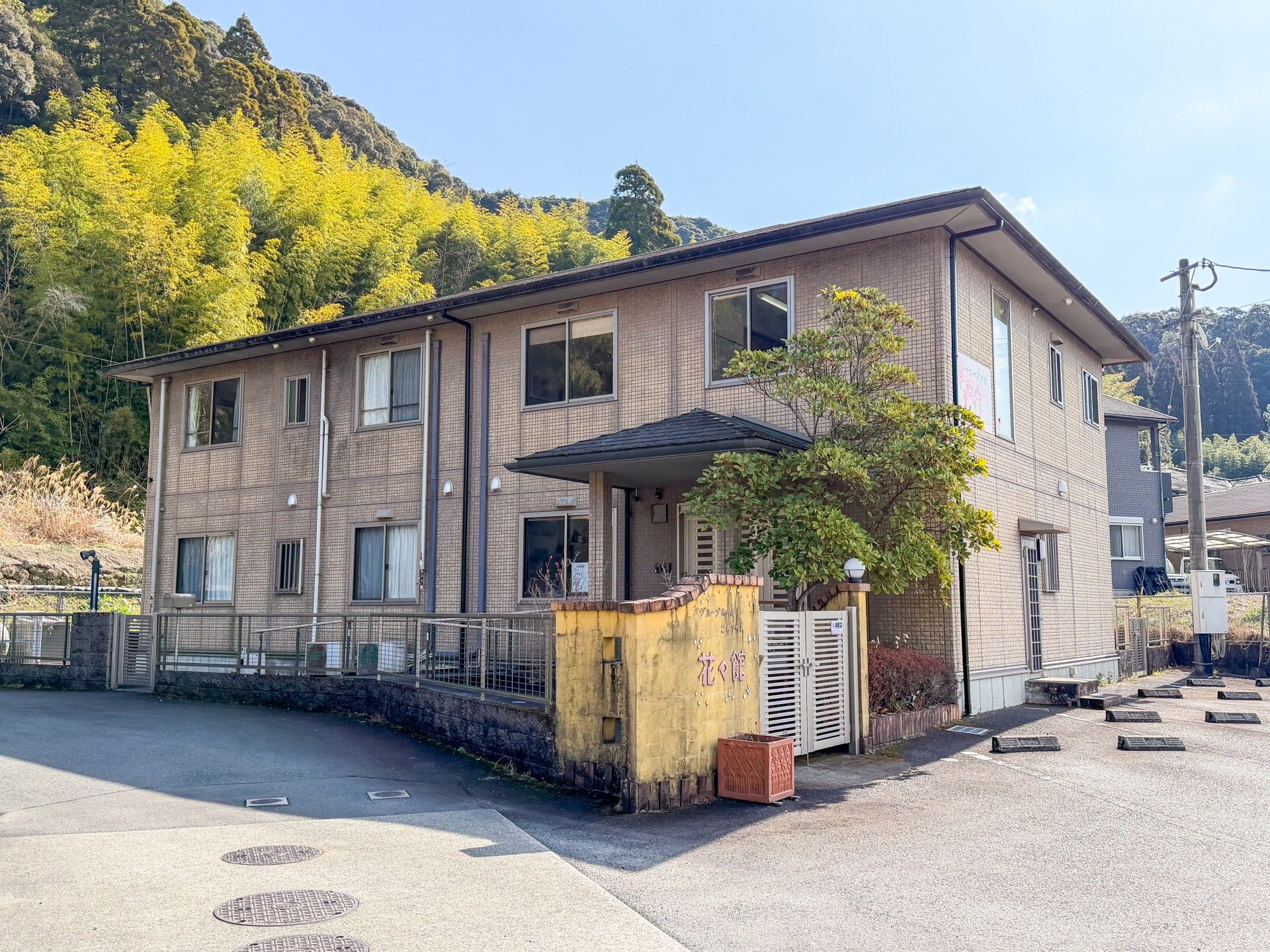 緑に囲まれた建物の外観