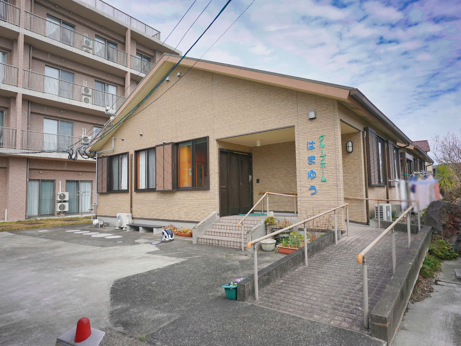 介護施設の前にある、整備されている道路