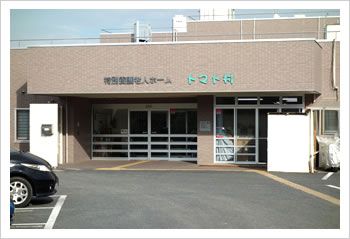 入り口が広い建物正面