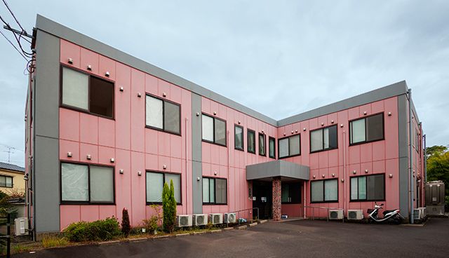 ピンクの建物外観