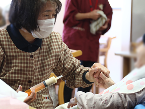 優しい介助の様子