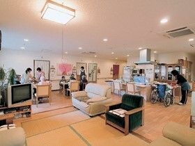 ソファやテレビが置かれたリビングスペースが手前に、奥にはダイニングテーブルが並んだ食堂スペースがある。