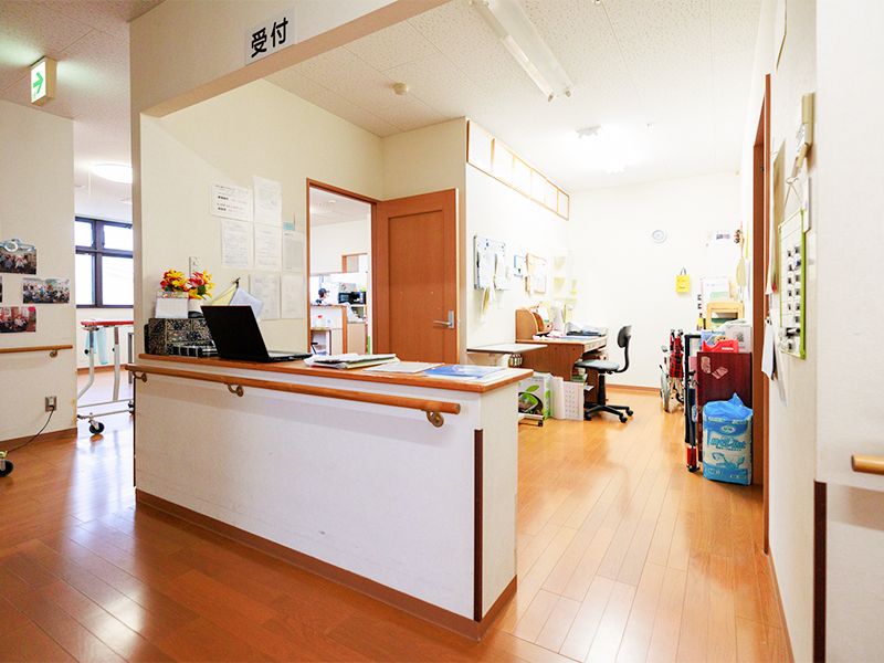 受付のある明るい廊下
