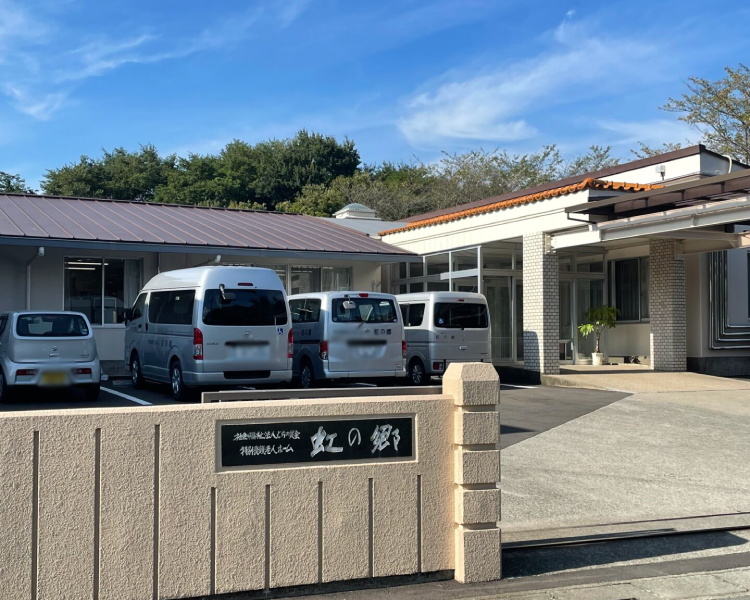送迎車が並ぶエントランス