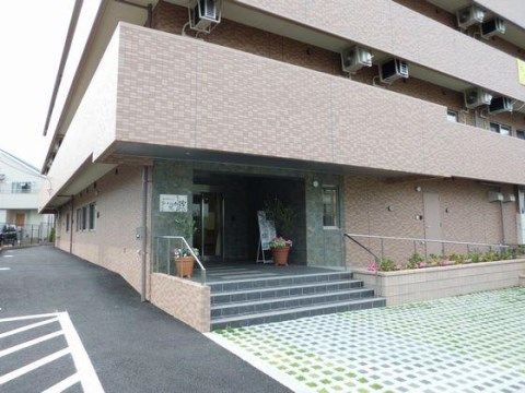 正面に施設があり、広めの入り口がある。入口まで階段とスロープが設置されており、それぞれ手すりが付いている。