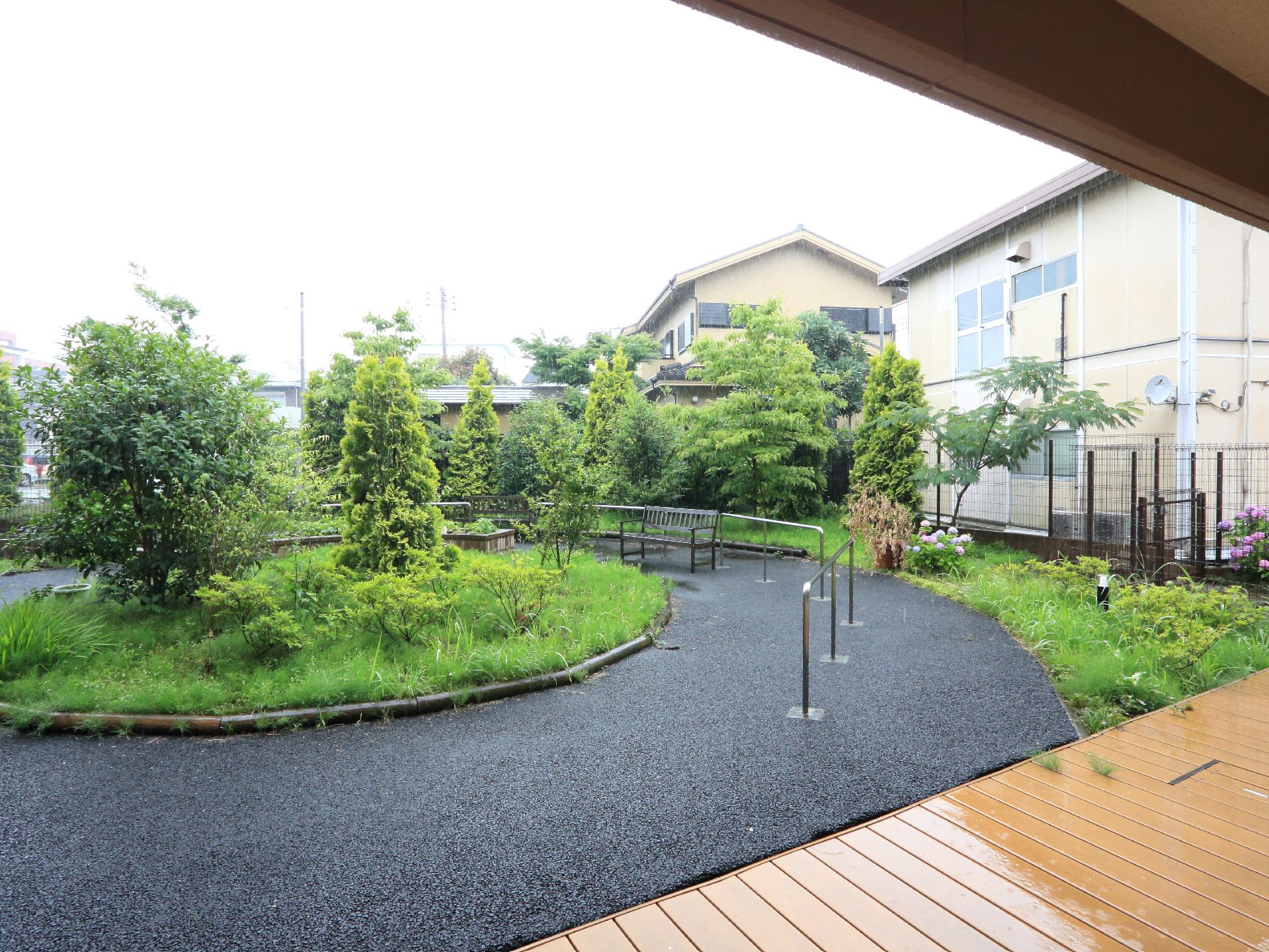 施設内で植物や花に触れて頂ける共有スペース。バリアフリー完備で、手すりも付いているので、歩行をサポートしてくれる。
