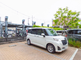介護施設の屋外駐車場と建物外観