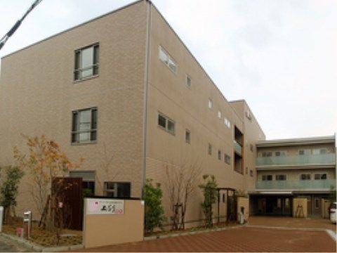 サービス付き高齢者向け住宅 あぷり志紀の外観。しっかりと、安心のできる大きな施設外観となっております。