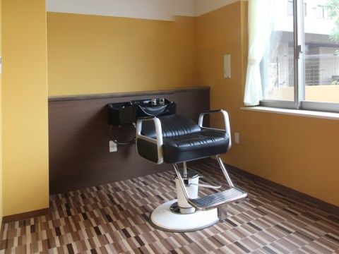 サービス付き高齢者向け住宅 あぷり志紀の理美容室。美容サービスをうけることができます。日々の士気を高めていただけます。