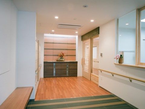 サービス付き高齢者向け住宅 あぷり志紀のエントランス。明るく清潔感のあるエントランスは、初めての方も入りやすい雰囲気となっております。