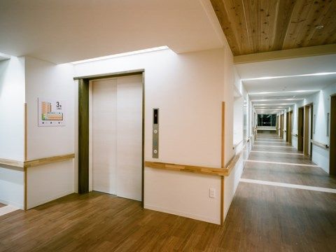 サービス付き高齢者向け住宅 あぷり志紀のエレベーターホール。車いすでのご利用が出来る大きなエレベーターをご用意しております。