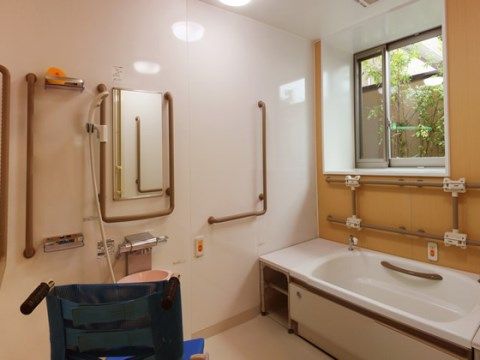 サービス付き高齢者向け住宅 あぷり志紀の浴室。個浴ではプライバシーを守りながらゆっくりと、ご自宅のようにご入浴いただけます。