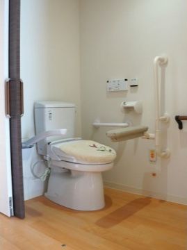 サービス付き高齢者向け住宅 あぷり志紀のトイレ。使いやすよう、広いスペースを確保したトイレとなっております。