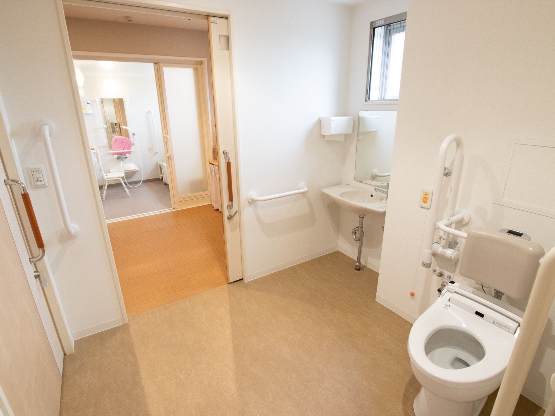 トイレには温水洗浄便座が取りつけられている。背もたれ用パットや手すりが設置され、庫内に洗面台が用意されている。