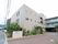 ３階建ての施設で、建物周囲はたくさんの植栽に囲まれている。施設入口に施設名を表示した看板を掲示している。
