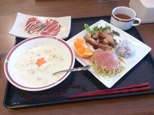 星型のにんじんが浮かぶホワイトシチューと、おにぎりやスパゲッティがのったプレート