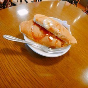 はちみつをかけたパンケーキ