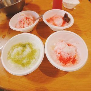赤や緑のシロップをかけたかき氷