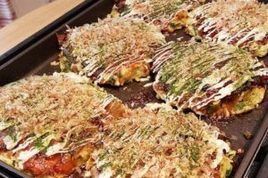 ホットプレートで焼かれたお好み焼き