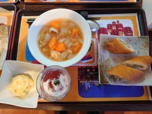 野菜たっぷりの汁物と、グラスに入ったデザート