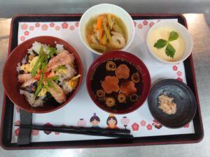 ちらし寿司と茶碗蒸しや汁物のセット