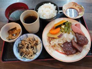 肉や野菜の炒め物とご飯と汁物のセット