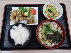 天ぷらとうどんがセットになったメニュー