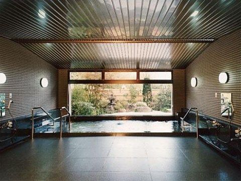 大きな窓の外には自然あふれる風景が広がっていて、大きな浴槽には湯がたっぷりと張られている。