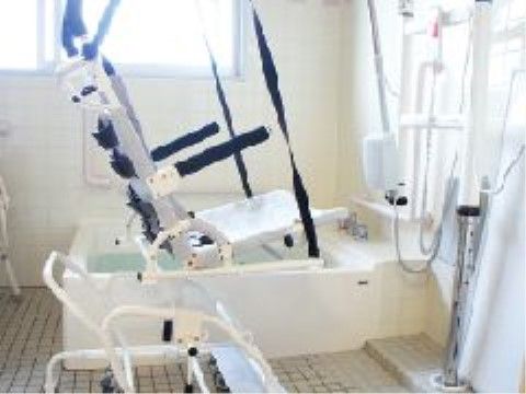 浴室には介護用のリフトが設置されている。体の不自由な方もゆっくりと湯船につかり、1日の疲れを癒すことができる。