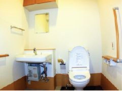トイレは広々としており、車椅子をご利用の方も使用しやすくなっている。手すりが設置されており、転倒防止に役立っている。