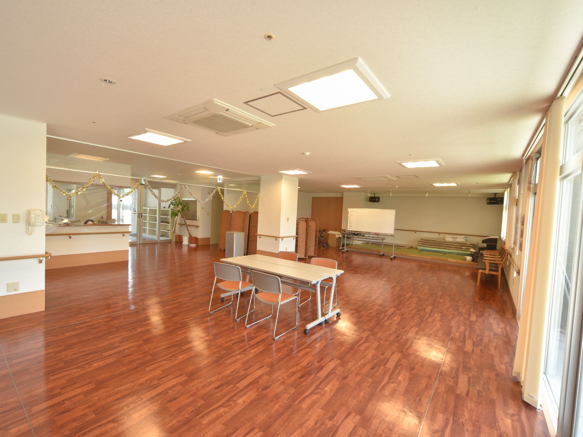 柱にも手摺が廻されており、壁の要所にも取り付けられている。空間を仕切る際に必要な間仕切りが1箇所にまとめられている。