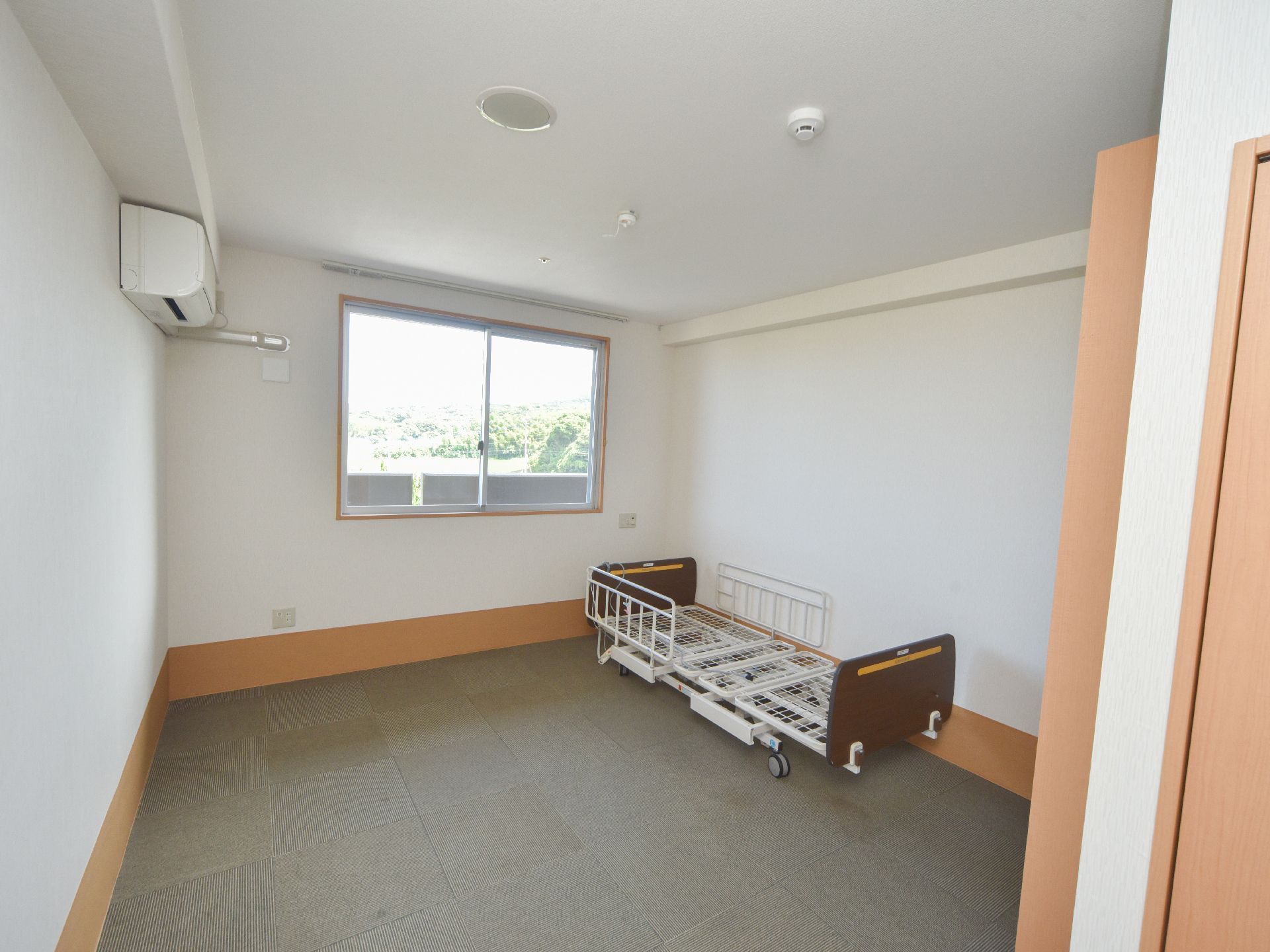 明るい居室になっている。床からの立ち上がりの巾木は幅広で車椅子などが不意に衝突した際に壁の痛み緩和できる。