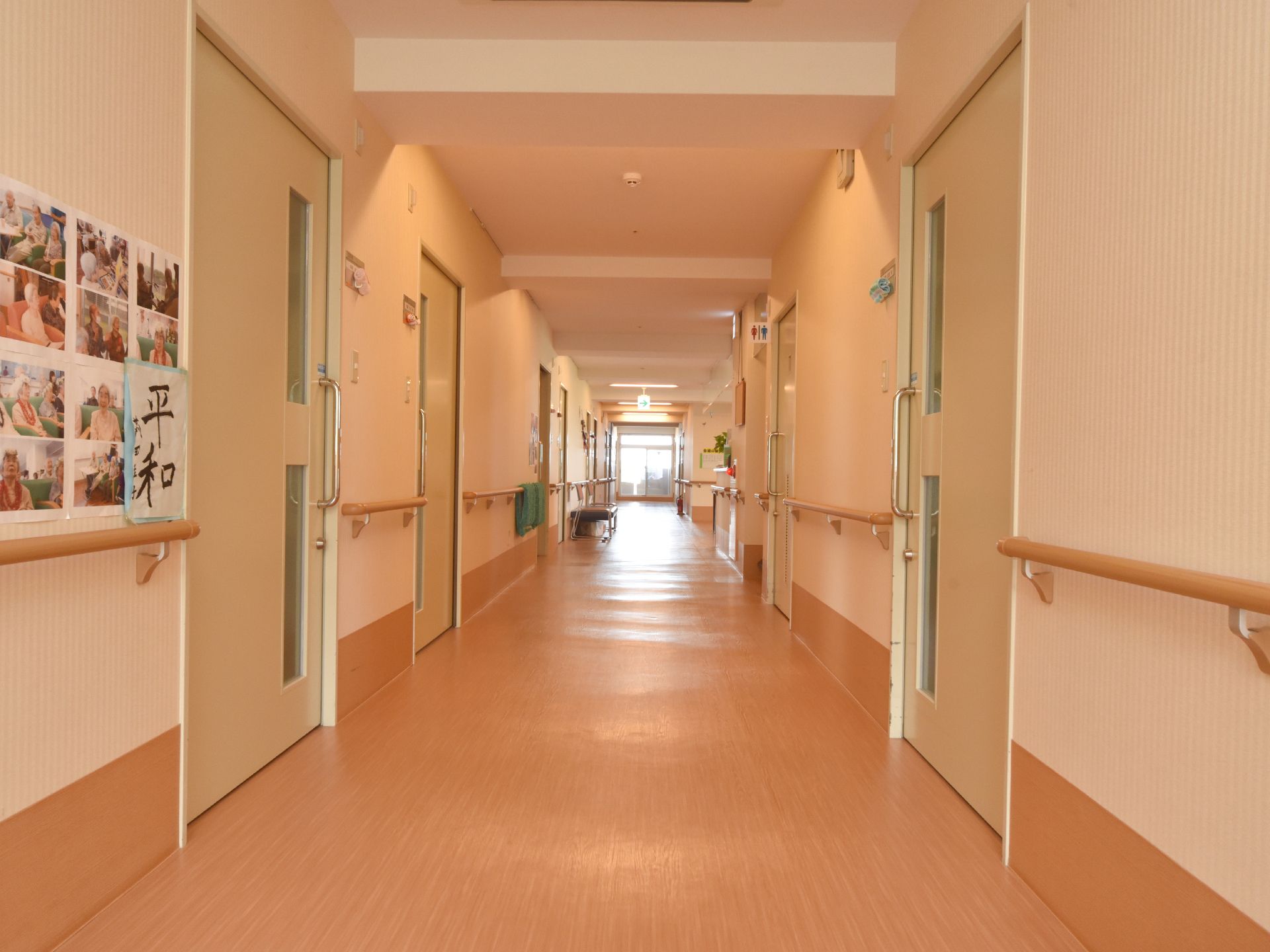 ベージュ色の淡い色合いの共用廊下になっている。各居室の出入り口にはネームプレートが設置されており確認しやすい。