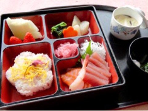 リバーサイドケア赤池の食事。季節に則ったお食事をご提供しております。一年を楽しみながらお食事ください。