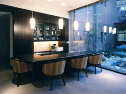 リバーサイドケア赤池のBARカウンター。おしゃれな環境でお酒を楽しんでいただけます。ご交友を深める場ともなっております。